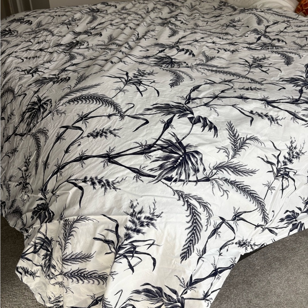 Isaac Mizrahi Navy and White Floral Duvet Cover Pillow Shams Reversible King - Picture 2 of 12